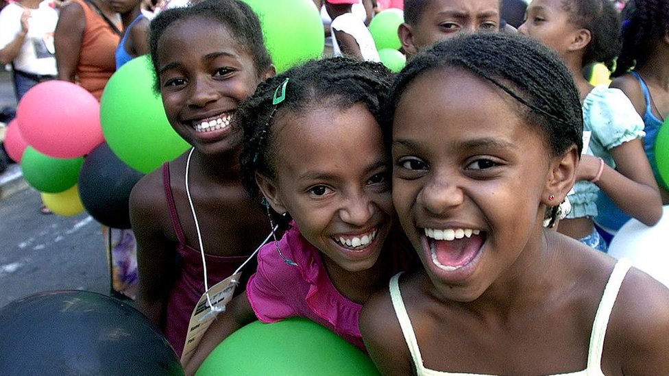 Según datos del Instituto Brasileño de Geografía y Estadística de 2015, 53,6% de la población se considera negro o pardo y 45,5%, se identifica como blanco. Niñas sonrientes