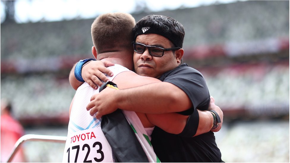 Denis Gnezdilov, do Comitê Paralímpico da Rússia, cumprimenta Garrah Tnaiash, da Equipe do Iraque, após o arremesso de peso masculino - final F40 no dia 5 dos Jogos Paraolímpicos de Tóquio 2020