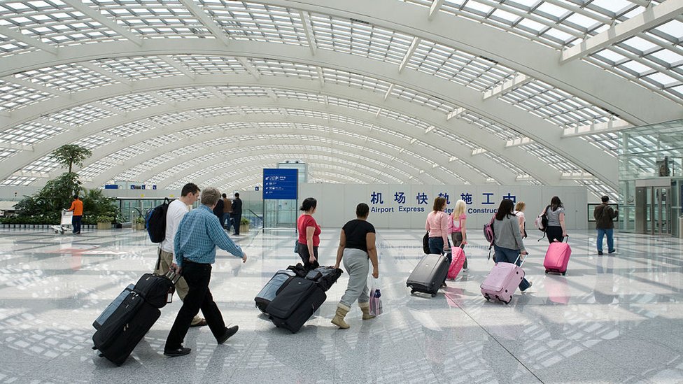Los viajeros llegan al Aeropuerto Internacional de Beijing Capital