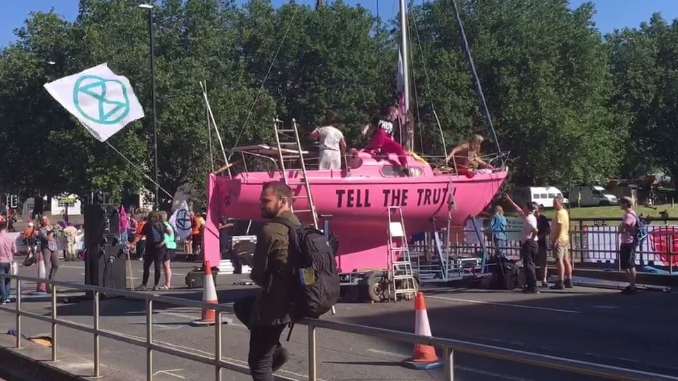 Протестующие восстания вымирания с розовой лодкой блокируют Бристольский мост