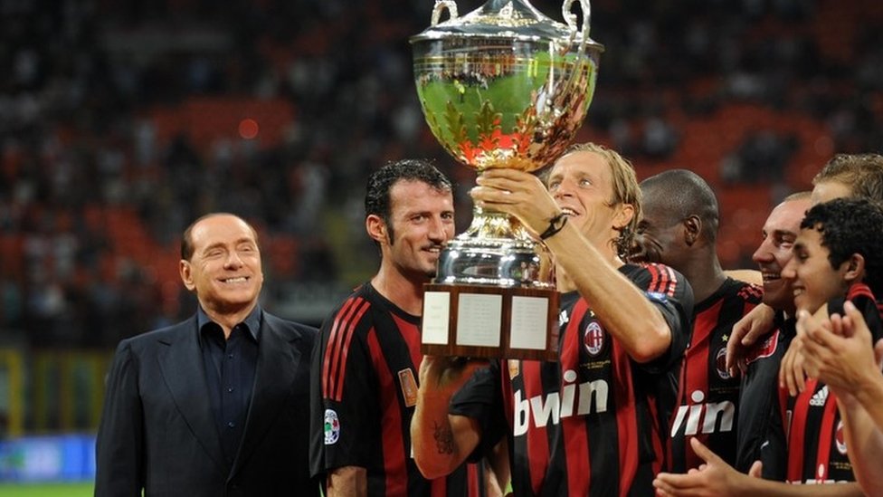 Berlusconi con futbolistas del AC Milan.