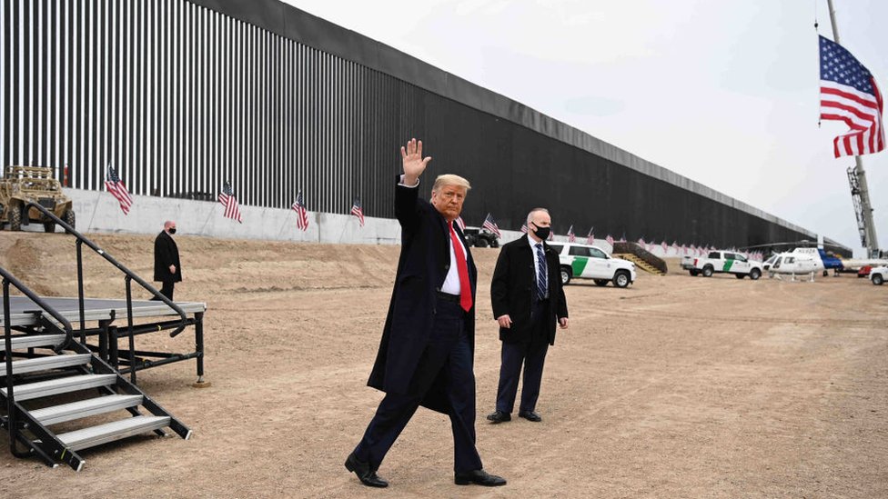 Donald Trump cerca del muro fronterizo