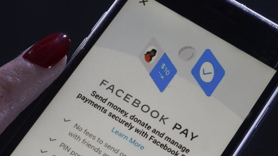 На этой фотографии домашняя страница приложения Facebook Pay отображается на экране iPhone 13 ноября 2019 года в Париже, Франция.