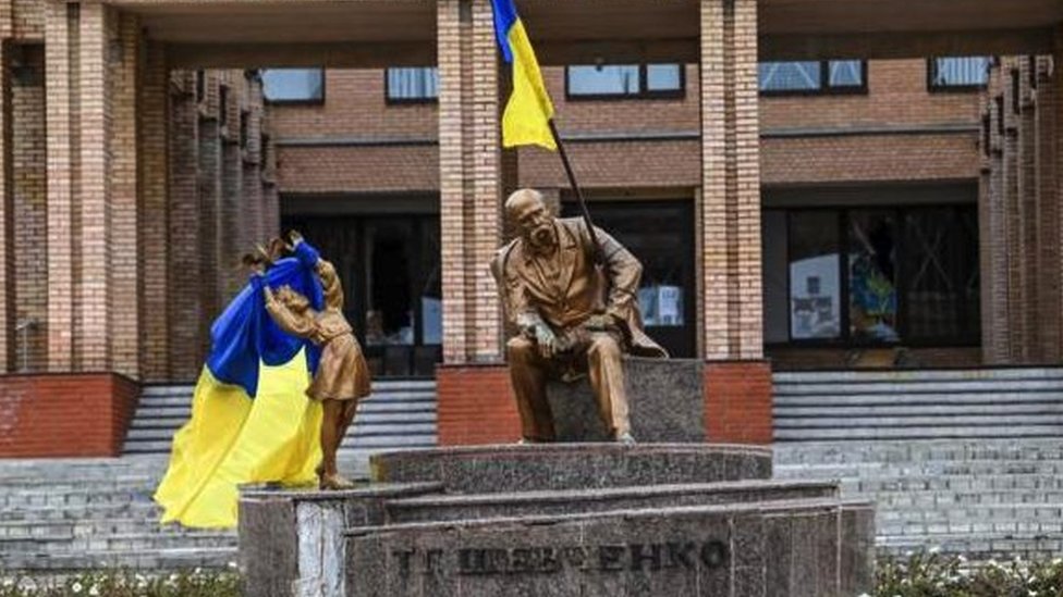 Ukrajinske zastave u oslobođenim gradovima