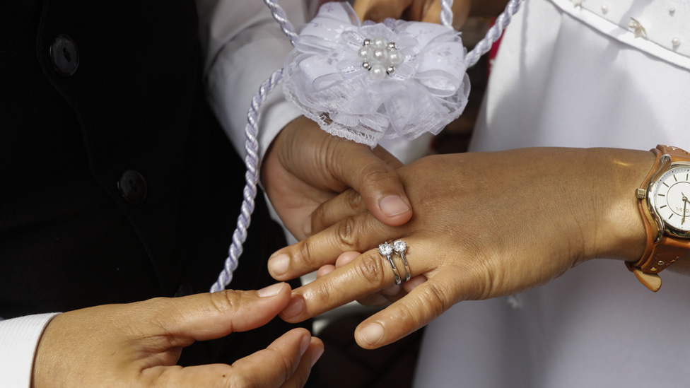 Manos de dos personas que se casan