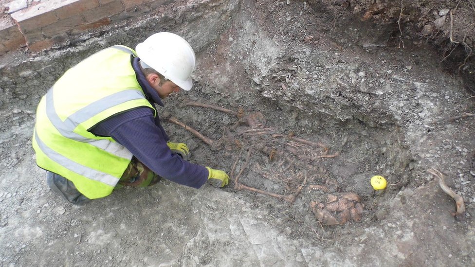 Археолог раскопал один из скелетов на римском кладбище на Вестерн-роуд