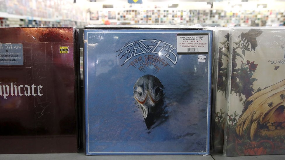 'ABD'de en çok satan albüm' rekoru Eagles'ın "En iyi Şarkılar 1971-1975" albümüne ait.
