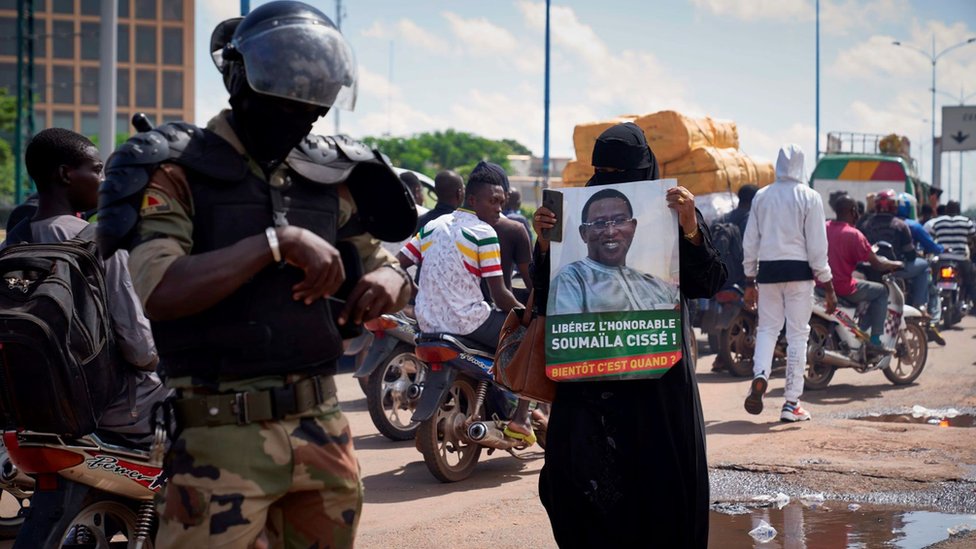 Женщина держит табличку с надписью «Free Soumaila Cisse» в Бамако 23 июля 2020 г.