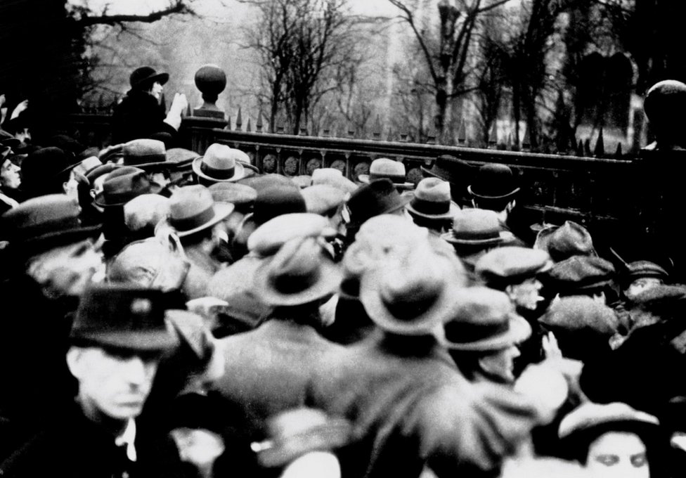 Kerumunan masyarakat berkumpul di luar Penjara Holloway pada pagi hari ketika Edith dieksekusi.