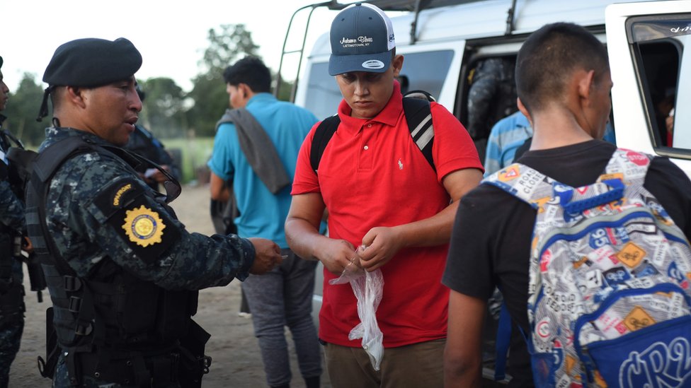 Агенты полиции Гватемалы проверяют документы гондурасских мигрантов в Эль-Синчадо