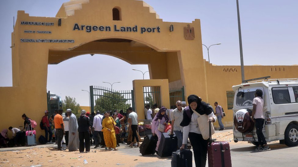 اشتباكات السودان: المعارك مستمرة وبريطانيا تنفذ آخر رحلة إجلاء لرعاياها 3 صورة من معبر أرقين الحدودي بين مصر والسودان