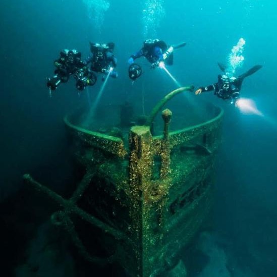 El Eber Ward era un buque carguero de madera que quedó atrapado en el hielo en el estrecho de Mackinac, en Estados Unidos, en 1909. Foto: Jennifer Idol Restos del buque Eber Ward iluminados por las linternas de cuatro buzos Foto: Jennifer Idol