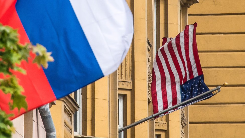Estados Unidos y Rusia han aumentado a través de los años las áreas de cooperación. banderas de Rusia y EEUU