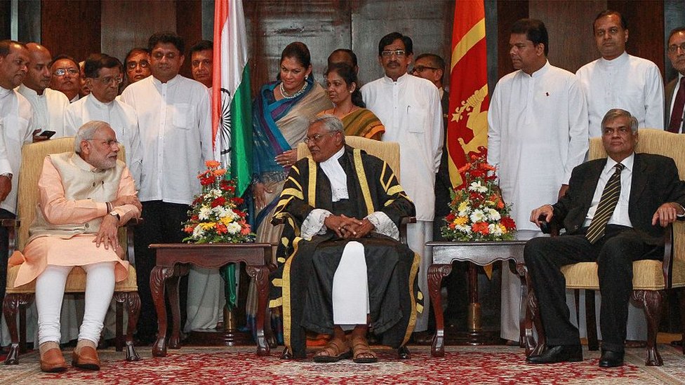 Primer ministro de la India acompañado del portavoz del parlamento y el primer ministro de Sri Lanka.