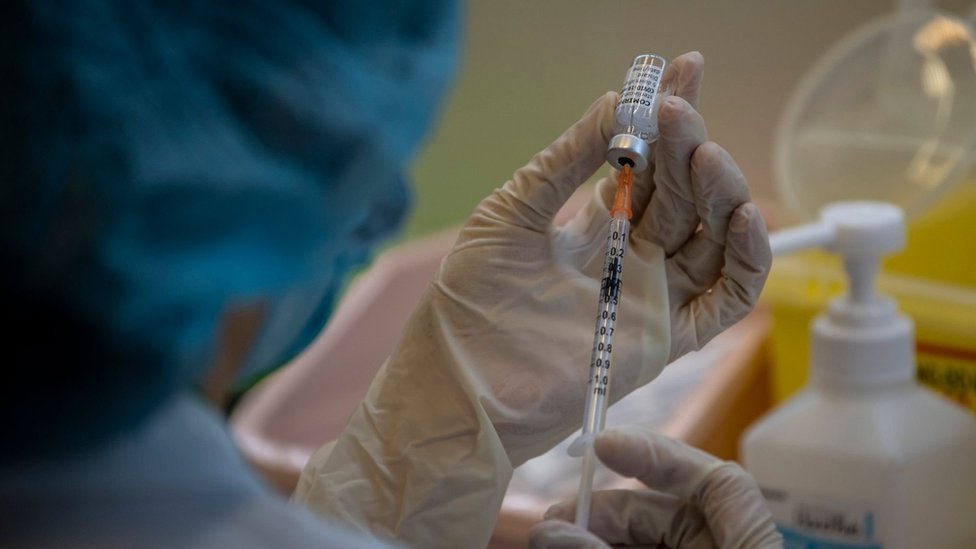 一位藥劑師在一所由香港大學醫學院運作的疫苗接種中心內調配上海復星—BioNTech復必泰（Comirnaty）信使核糖核酸疫苗（13/3/2021）