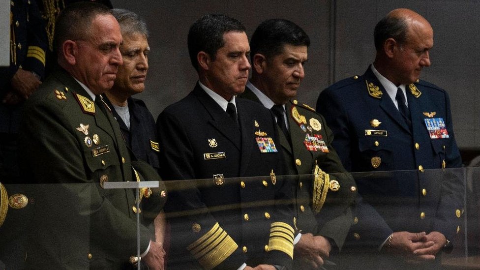 Miembros de las Fuerzas Armadas peruanas asisten a la ceremonia en que Boluarte asumió la presidencia del país.
