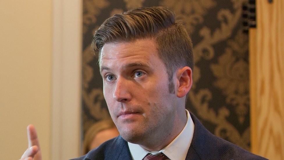 Richard Spencer (foto), a quien se atribuye el término alt-right, y Andrew Anglin, editor de la página web neonazi The Daily Stormer, usaron Discord para debatir sobre la actualidad y la estrategia del movimiento. Richard Spencer