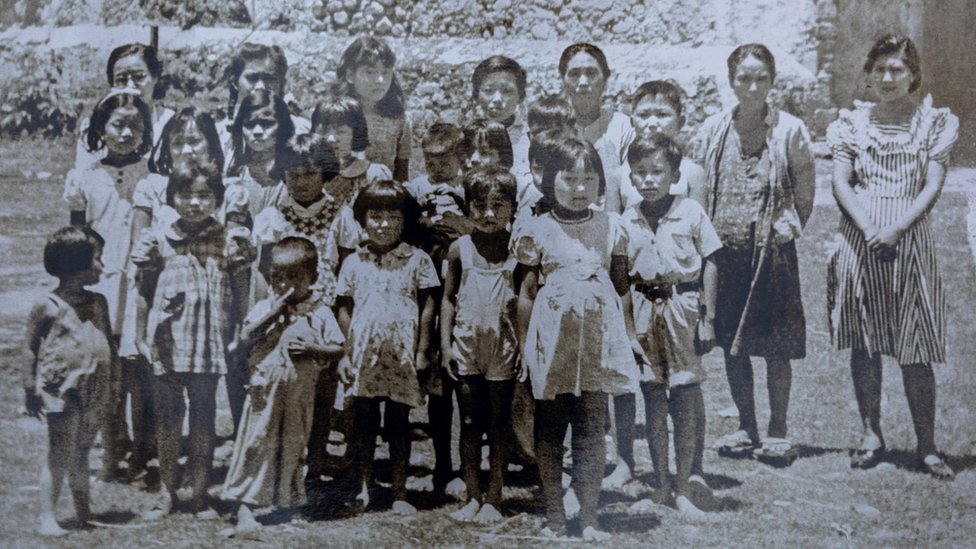 Photo of boys and girls in the ex-hacienda of Temixco.