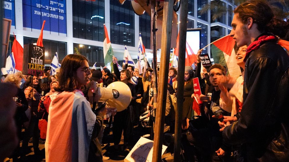 لا تزال الكتل الإسرائيلية المناهضة للاحتلال صغيرة لكنها تظهر في الاحتجاجات الإسرائيلية الأكبر وترفع علم فلسطين