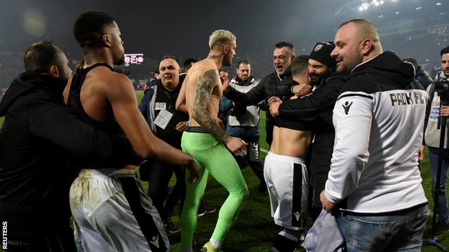 Akpom (drugu sa leve strane) i golman PAOK-a Aleksandros Paskalakis posle pobede nad Olimpijakosom