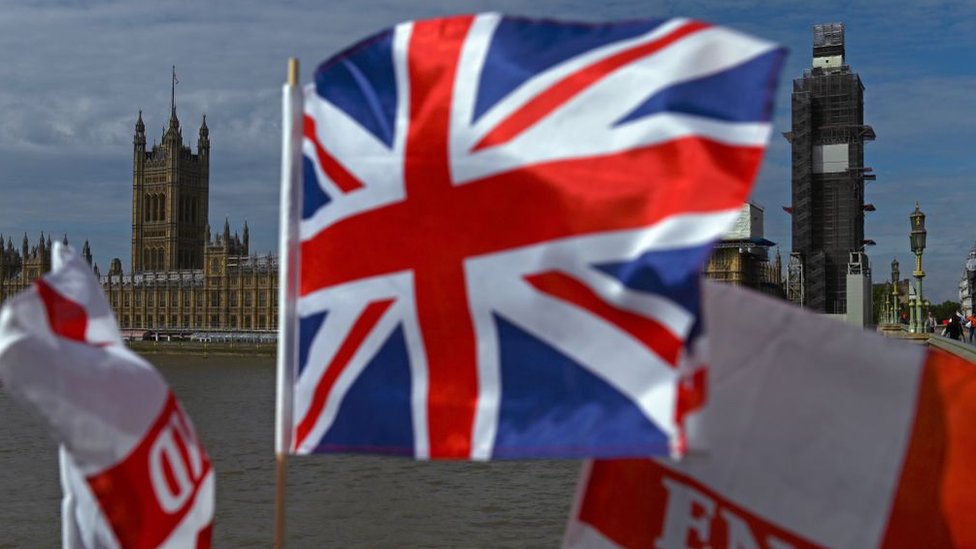 Bandera británica y Parlamento británico al fondo.