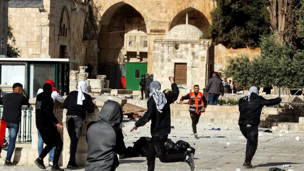 Bentrokan polisi Israel dengan warga Palestina di kompleks masjid al-Aqsa pada Jumat (22/04).