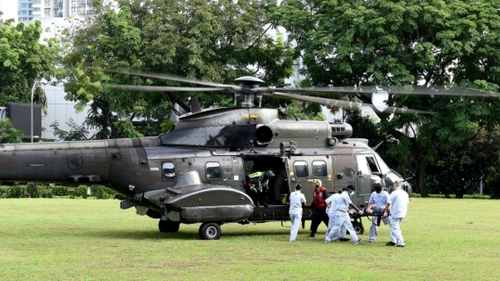 Вертолет ВВС Сингапура доставляет раненых в больницу