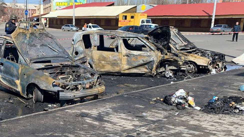 Automóviles incinerados tras ataque a la estación de Kramatorsk 8 de abril 2022