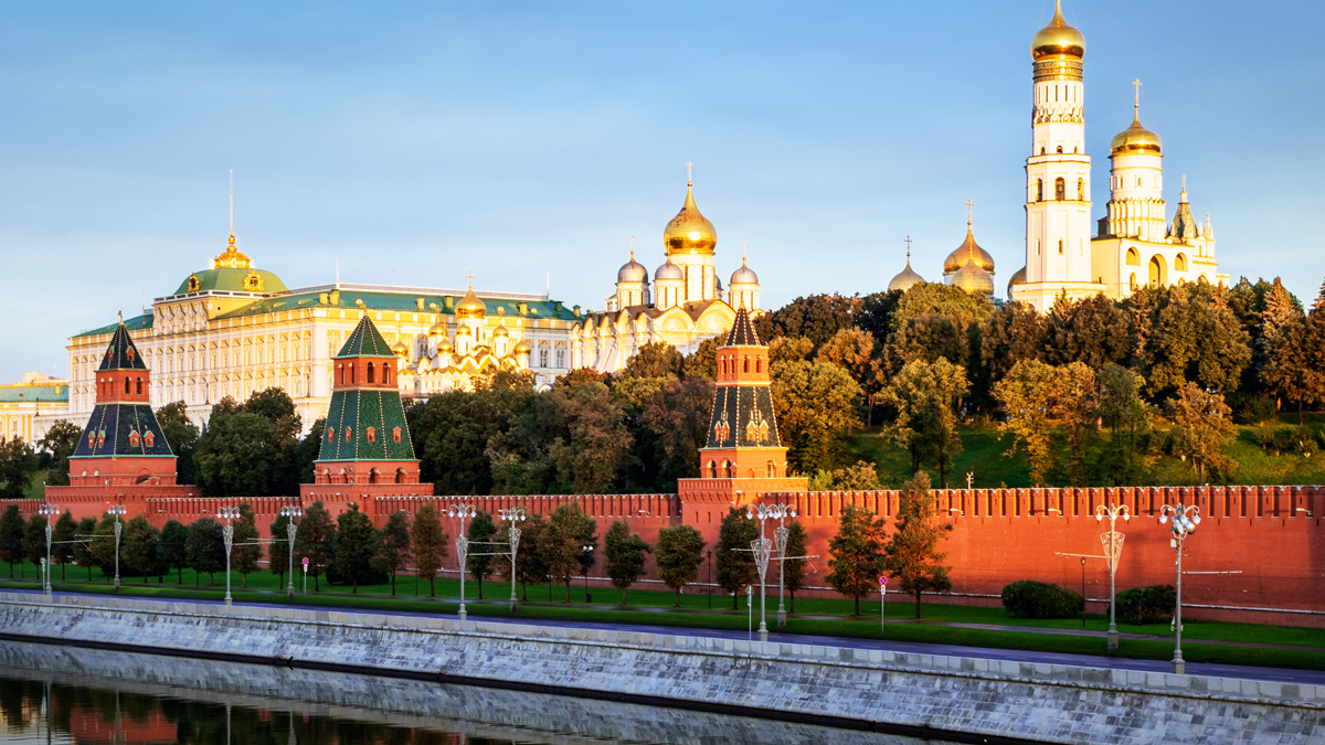 Crveni zidovi sa bedemima Kremlja u Moskvi