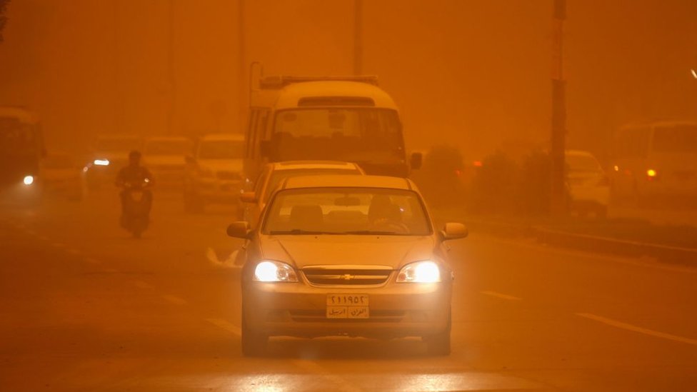 kolona vozila tokom jedne od peščanih oluja u Bagdadu