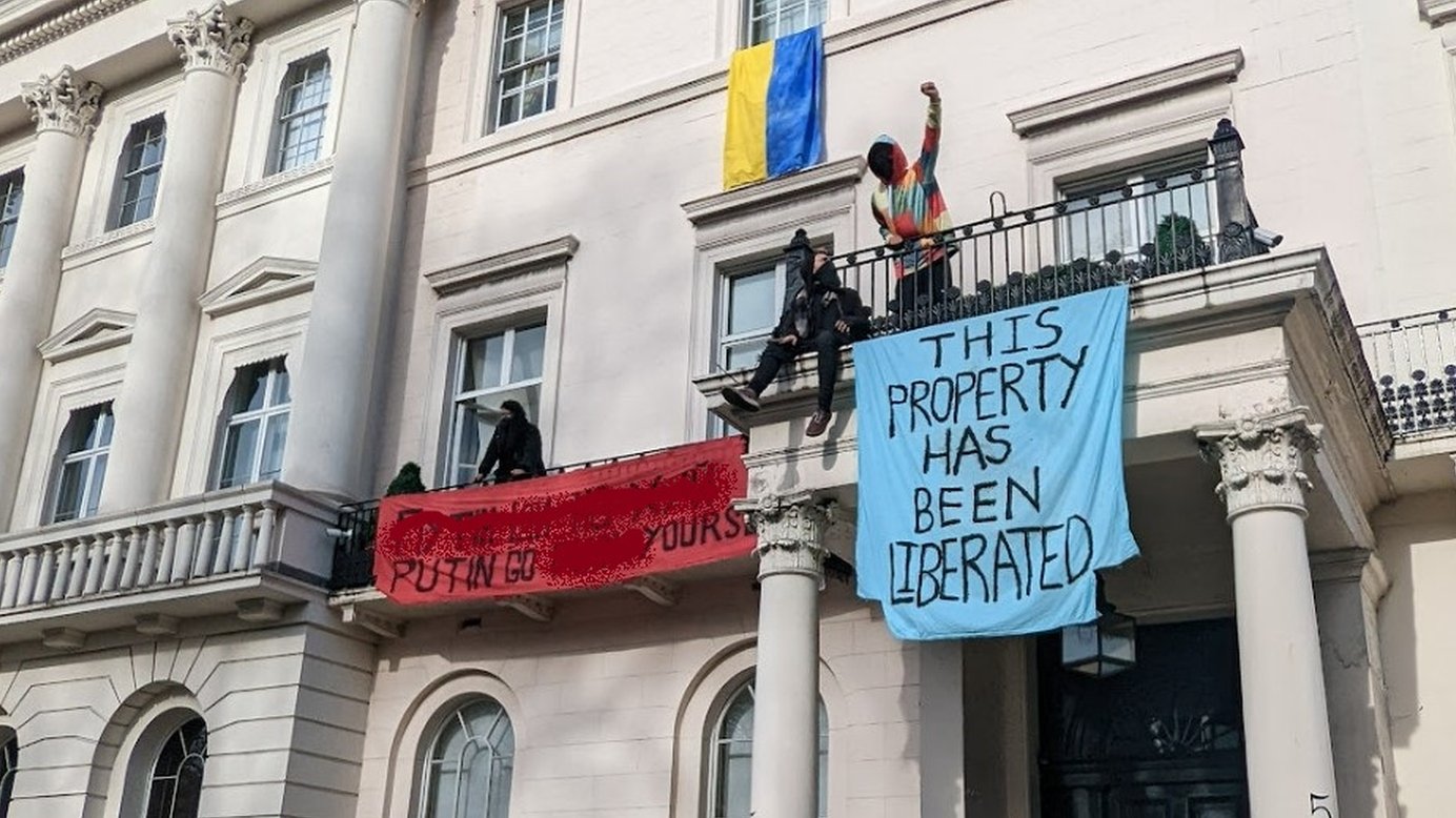 Ukraine: Eight arrests at oligarch's London mansion after balcony protest