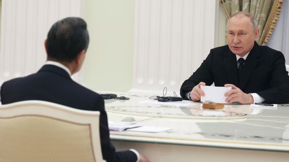 Putin habla con Wang.