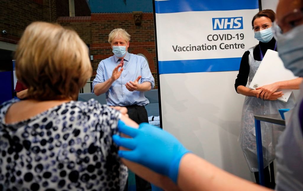 بوريس جونسون في زيارة إلى المستشفى في ديسمبر/كانون الأول مع بداية حملة اللقاح ضد فيروس كورونا