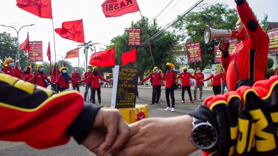 أعضاء المنظمات العمالية الإندونيسية ينضمون إلى مسيرة عيد العمال في كاراوانغ