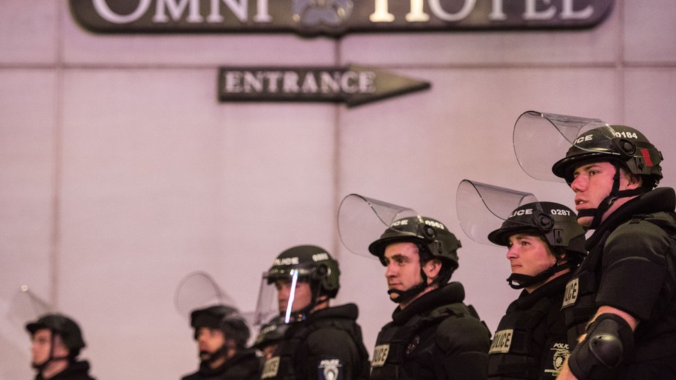 Полицейские наблюдают за протестами возле отеля Omni 22 сентября 2016 года в центре города Шарлотт, Северная Каролина