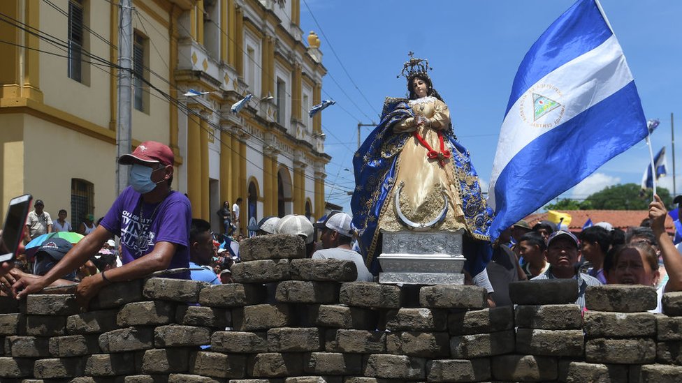 La gente celebra detrás de una barricada la llegada de obispos de la Conferencia Episcopal y miembros de la Alianza Cívica en Masaya, Nicaragua, el 21 de junio de 2018.