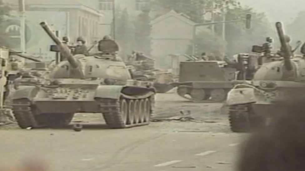 Tanques en la plaza de Tiananmen, 1989