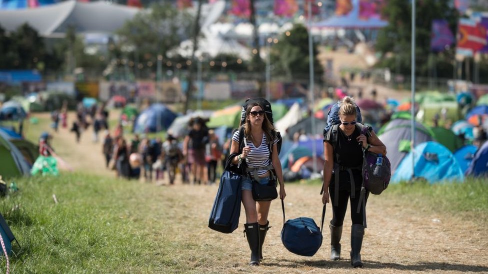 Посетители фестиваля Glastonbury 2017