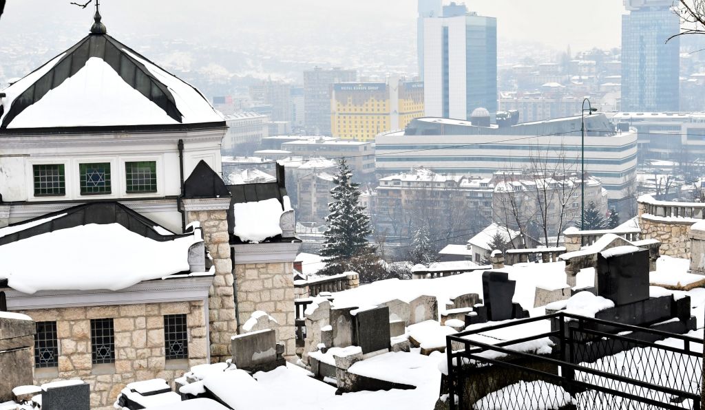 Sinagoga y vista de Sarajevo bajo una nevada.