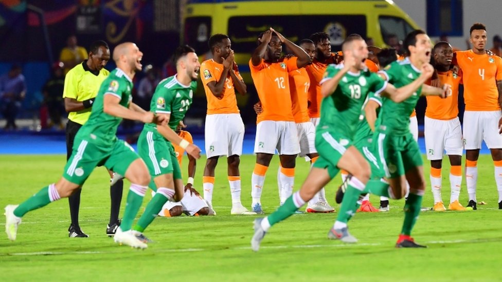 لاعبو منتخب الجزائر يحتفلون بالفوز