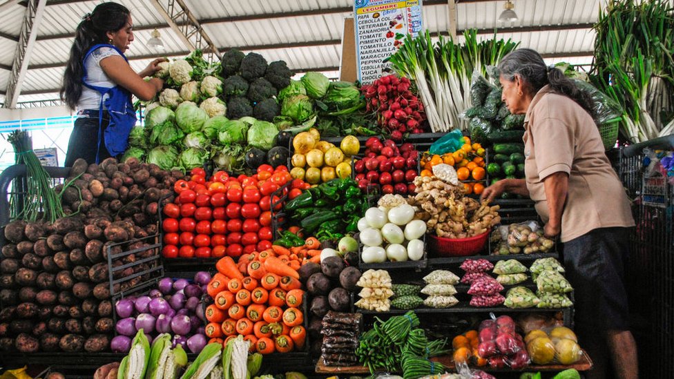 Mujeres en un mercado en Ecuador.