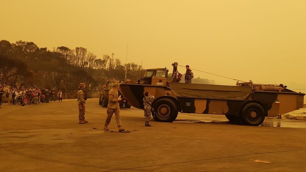Армейский автомобиль в Маллакооте помогает эвакуировать людей