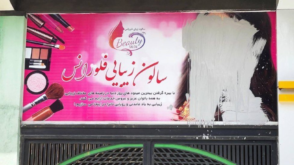 kadının yüzünün kazındığı bir makyaj malzemesi reklamı