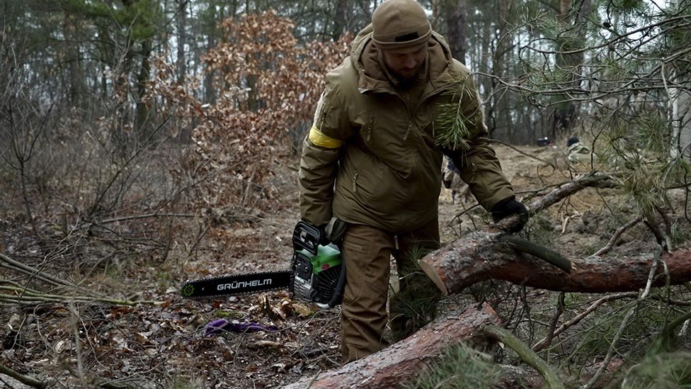 Pessoas cavando trincheiras em uma floresta perto da capital da Ucrânia, Kiev, para bloquear avanço russo