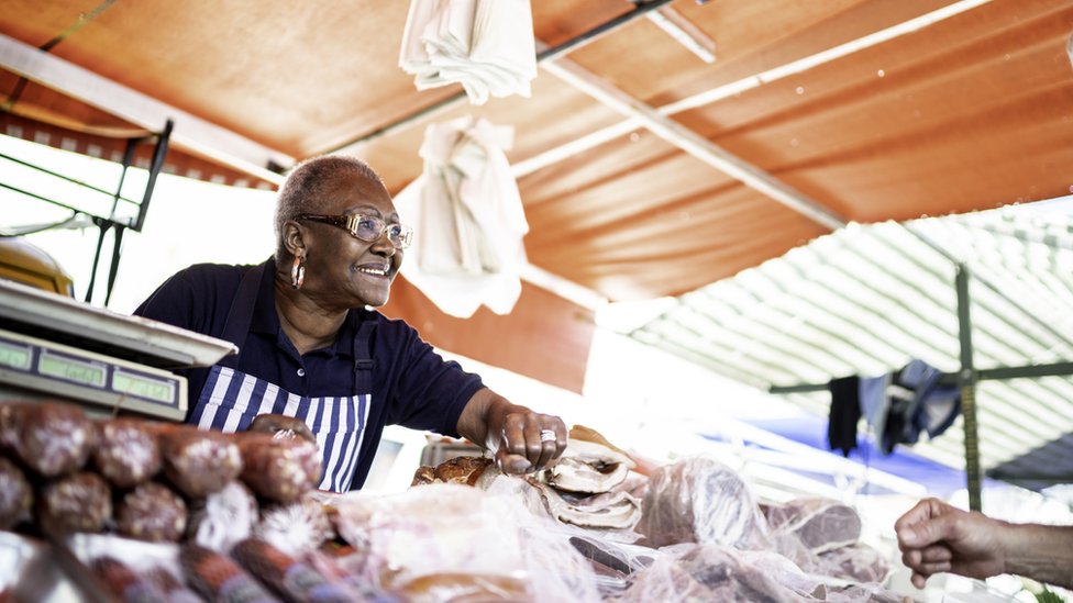 Vendedora idosa em feira pública