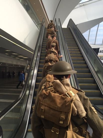 Солдаты Первой мировой войны на железнодорожном вокзале Бирмингема Гранд-Сентрал