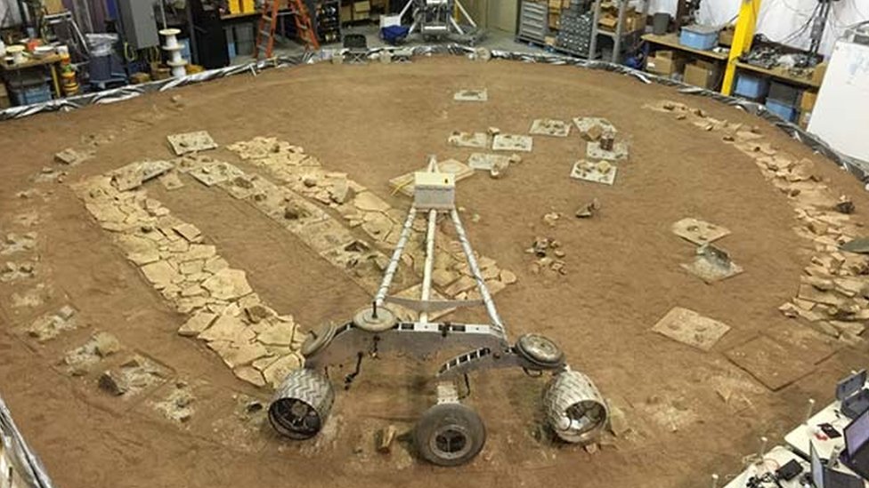 Los investigadores sometieron a la misma prueba a tres ruedas, resultando la hecha de malla metálica la de mejor desempeño. Foto: NASA Glenn Foto: NASA Glenn