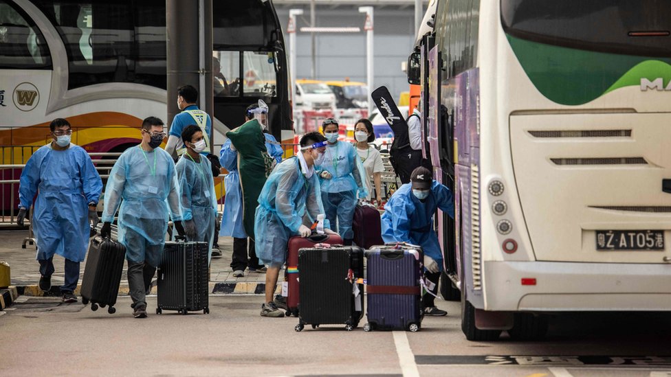 香港國際機場一號客運大樓外抵達旅客登上旅遊大巴前往隔離酒店（23/9/2022）