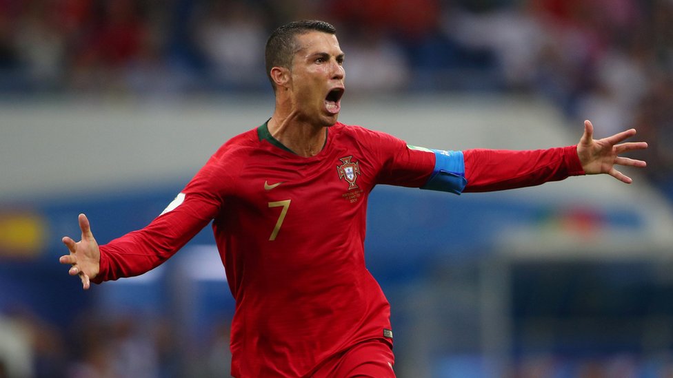 Криштиану Роналду из Португалии празднует свой третий гол в ворота Испании