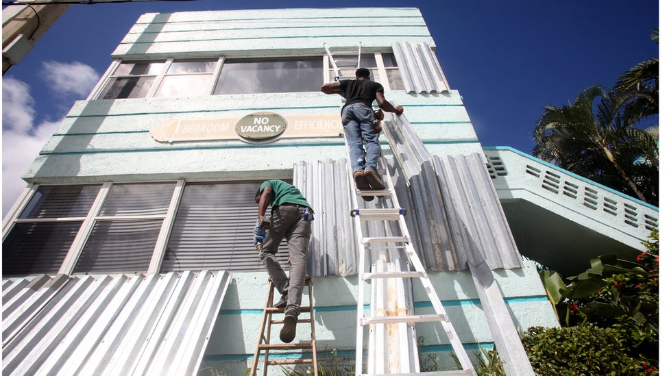 americanos colocam grades para proteger janelas de hotel